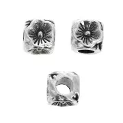 Perle cube - motif fleur 5 mm - Placage Argent fin vieilli x1