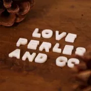 Perle lettre alphabet en nacre 10x9 mm - A x1