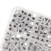 Coffret de 1200 perles lettres alphabet et coeurs forme cube 6 mm - Blanc - Noir