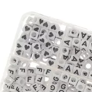 Coffret de 1200 perles lettres alphabet et coeurs forme cube 6 mm - Blanc - Noir