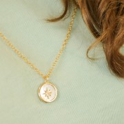 Pendentif rond nacre 19x17 mm - motif croix - Plaqué Or 3 microns x1