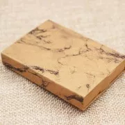 Boite à monter en kraft avec son étiquette pour bijoux - motif marbré 7x5.4x1cm x1
