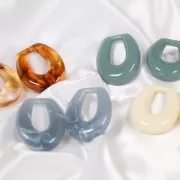 Pendentif goutte évidée en résine opaque 33x27 mm - Ecru x1