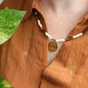 Pendentif rond plat 20 mm - scarabée gravé exclu Perles & Co - Opalite - Doré x1