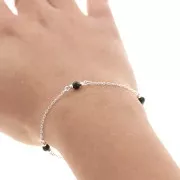 Chaîne maille Forçat avec perles en verre facettées 4 mm - Argenté - Noir x50cm