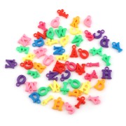Assortiment de breloques lettres alphabet 11 mm en plastique - Multicolore x100|raw }}
