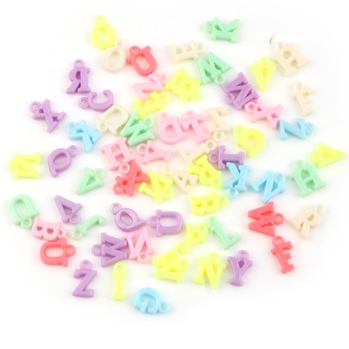 Assortiment de breloques lettres alphabet 11 mm en plastique - Pastel x100