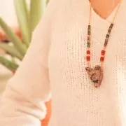 Pendentif tête de loup 35x25 mm en pierre gemme - Rhodonite x1