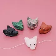 Pendentif tête de loup 35x25 mm en pierre gemme - Rhodonite x1