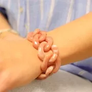 Maillon carré torsadé en acrylique 31x29 mm - Vieux rose marbré x1