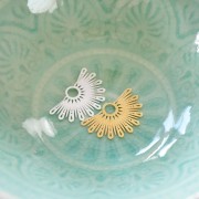 Pendentif demi-soleil ethnique évidé 15x25 mm exclu Perles&Co - Doré à l'or fin x1