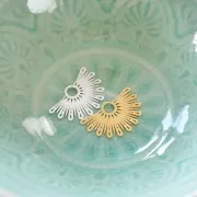 Pendentif demi-soleil ethnique évidé 15x25 mm exclu Perles&Co - Doré à l'or fin x1