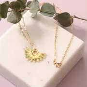 Pendentif demi-soleil ethnique évidé 15x25 mm exclu Perles&Co - Doré à l'or fin x1