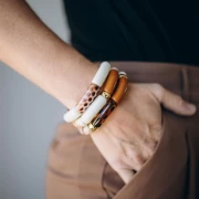 Perles tube incurvé en acrylique opaque 35x11 mm - Rouge x6