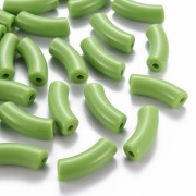 Perles tube incurvé en acrylique opaque 35x11 mm - Vert clair x6|raw }}