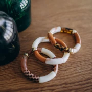 Perles tube incurvé en acrylique opaque 35x11 mm - Marbré Blanc - Marron x6