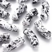 Perles tube incurvé 35x11 mm en acrylique opaque - Blanc Tacheté Noir x6