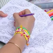 Mini breloque coeur 7x5 mm en résine époxy - Doré à l'or fin - Marron foncé x1