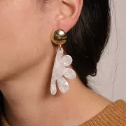 Pendentif demi-fleur 53x26 mm en acétate - Blanc nacré x1