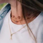 Breloque lettre alphabet 13 mm & oxydes de Zirconium - T - Acier inox 316L Doré x1