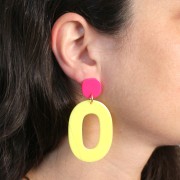 Clous d'oreilles carrés arrondis en acrylique opaque 15 mm - Fuchsia x2