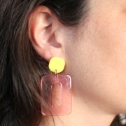 Clous d'oreilles carrés arrondis en acrylique opaque 15 mm - Jaune fluo x2