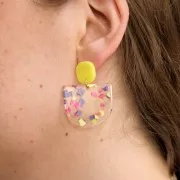 Clous d'oreilles carrés arrondis en acrylique opaque 15 mm - Jaune fluo x2