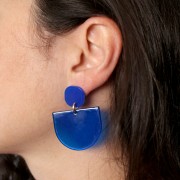 Pendentif demi-lune en acrylique transparent 29x33 mm - Bleu électrique x1