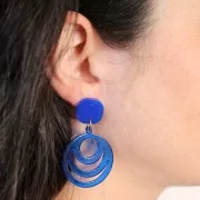 Pendentif rond ajouré en acrylique transparent 30 mm - Bleu électrique x1