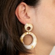 Clous d'oreilles rond évidé 20 mm en acrylique - Marbré Gris x2