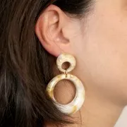 Clous d'oreilles rond évidé 20 mm en acrylique - Marbré Beige x2