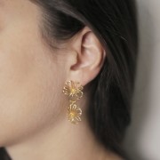 Clous d'oreilles fleur évidée 17x19 mm avec anneau ouvert - Doré à l'or fin x2