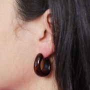 Créoles larges 27 mm en résine translucide - Ambre marbré x2