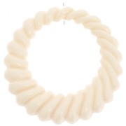 Pendentif rond évidé torsadé 29 mm en résine opaque - Ecru x1