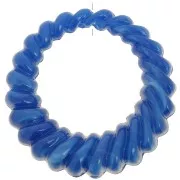 Pendentif rond évidé torsadé 29 mm en résine opaque - Bleu royal marbré x1