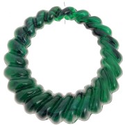 Pendentif rond évidé torsadé 29 mm en résine opaque - Vert foncé marbré x1|raw }}