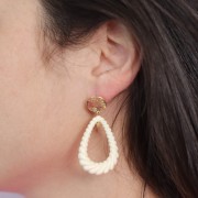 Pendentif goutte évidé torsadé 36x24.5 mm en résine opaque - Celadon x1