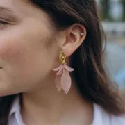 Pendentif feuille incurvé en acrylique 39.5x15 mm - Blanc cassé tacheté x1