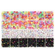Coffret de 1345 perles lettres alphabet et perles coeurs 7 mm - Multicolore|raw }}