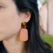 Clous d'oreilles trapèze en acétate 21x18mm - Ecaille de tortue - Marron - Noir x2