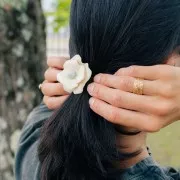 Pendentif Fleur 40 mm en résine opaque - Ecru x1