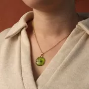 Pendentif trèfle 21 mm imit gemme avec serti Doré Or fin - Hydro Peridot Crystal