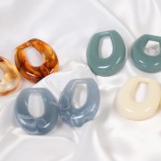 Pendentif goutte évidée en résine transparente 33x27 mm - Vert clair x1