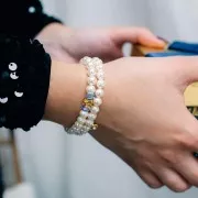 Breloque fleur ajourée 7 mm cabochon imitation nacre Acier inoxydable 304L Doré x1