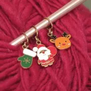 Breloque renne de Noël 13x15 mm Resine époxy Acier inoxydable 316L Doré -Marron x1