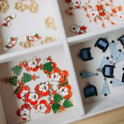 Breloque Sapin de Noël 20x12 mm - Resine époxy - Acier inox 316L Doré - Vert x1