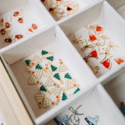 Breloque Bonnet Noël 14x15 mm Resine époxy - Acier inoxydable 316L Doré - Rouge x1