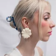 Boucles d'oreilles fleur 48 mm en résine opaque - Ecru x2