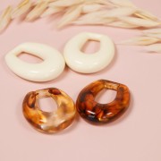 Pendentif goutte évidée en résine opaque 33x27 mm - Marbré beige x1