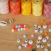 Assortiment de 200 perles plates lettres alphabet 7 mm - Beige - Doré